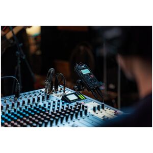 Dyktafon Tascam Tascam DR-40X - Przenośny rejestrator cyfrowy z interfejsem USB, zapisujący 2 x stereo, 2 GB karta SD