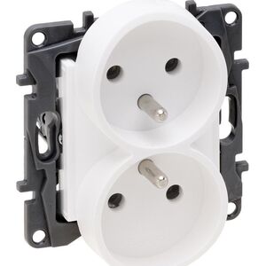 Legrand Gniazdo podwójne Legrand Niloe Step 863132 z uziemieniem bez przesłony zaciski śrubowe białe 10800309 3414971834781