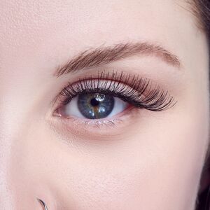 KISS Sztuczne Rzęsy Natural Lashes - Stunnig 1 para + klej 1g