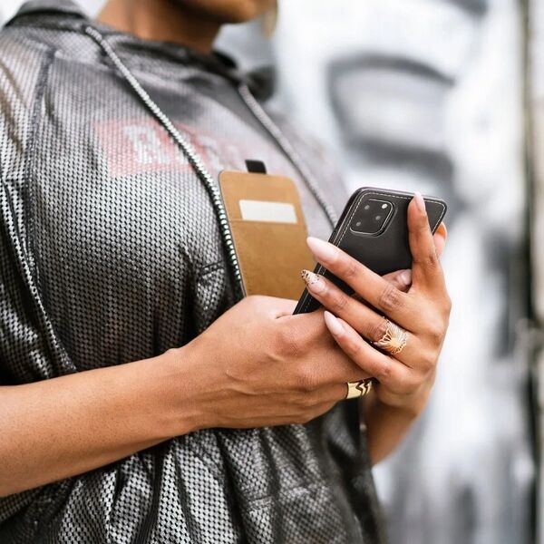 Kabura SLIM FLEXI FRESH Pionowa do IPHONE 13 czarny 11469026 5903396120978