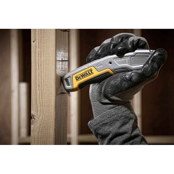 Dewalt DEWALT NÓŻ UNIWERSALNY Z OSTRZEM CHOWANYM 13304904 3253560100544