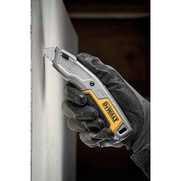 Dewalt DEWALT NÓŻ UNIWERSALNY Z OSTRZEM CHOWANYM 13304904 3253560100544