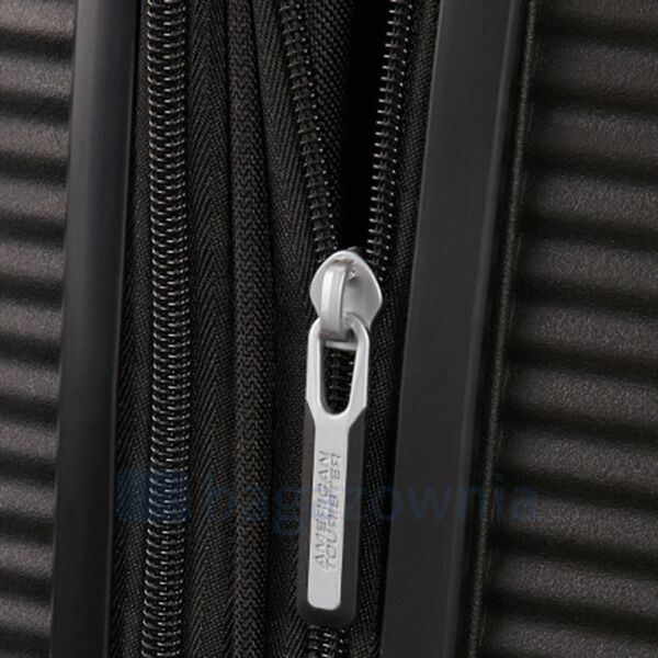 American Tourister Walizka średnia Soundbox czarna 88474