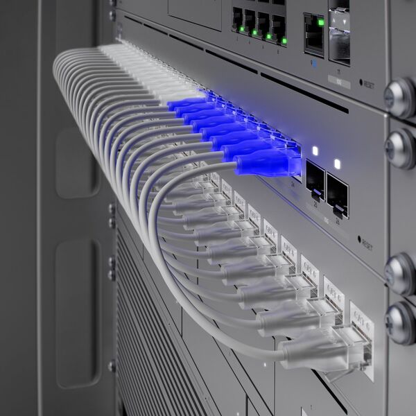 Switch Ubiquiti Ubiquiti Switch UniFi 16xRJ45 GBit/8xRJ45 2.5G/2xSFP+ Managed Max 19" Rack-Mountable, 1,3" Touchscreen
