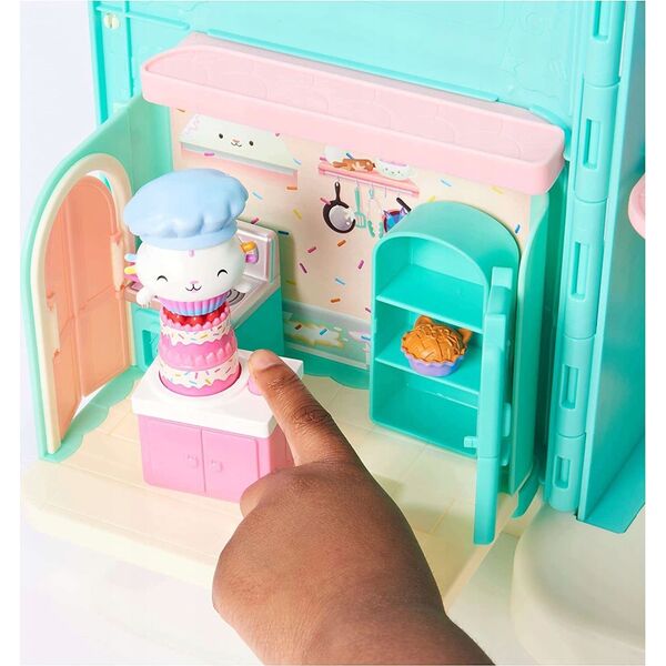 Spin Master Spin Master Gabbys Dollhouse Deluxe Room Kitchen Toy Figure (with Kuchi Cat Figure)