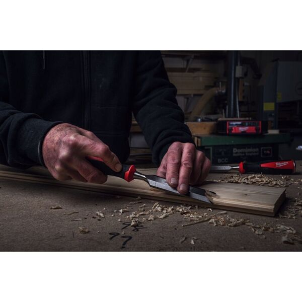 Sourcing MILWAUKEE WOOD CHISEL 25mm WITH CHAMFERED EDGE