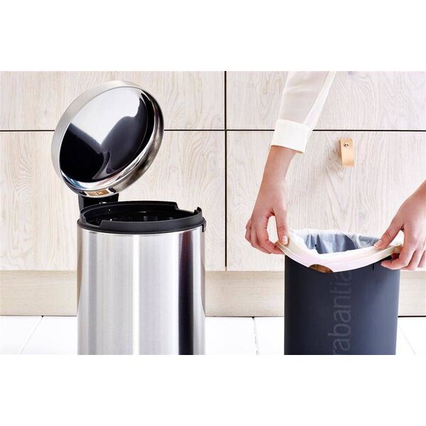 Kosz na śmieci Brabantia New Icon na pedał srebrny (11 20 41)