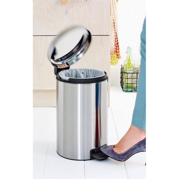 Kosz na śmieci Brabantia New Icon na pedał srebrny (11 20 41)