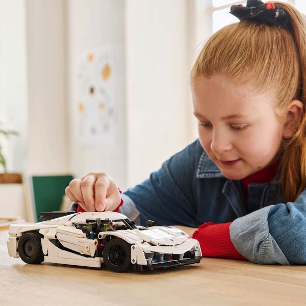 LEGO Technic Biały hipersamochód Koenigsegg Jesko Absolut (42184)