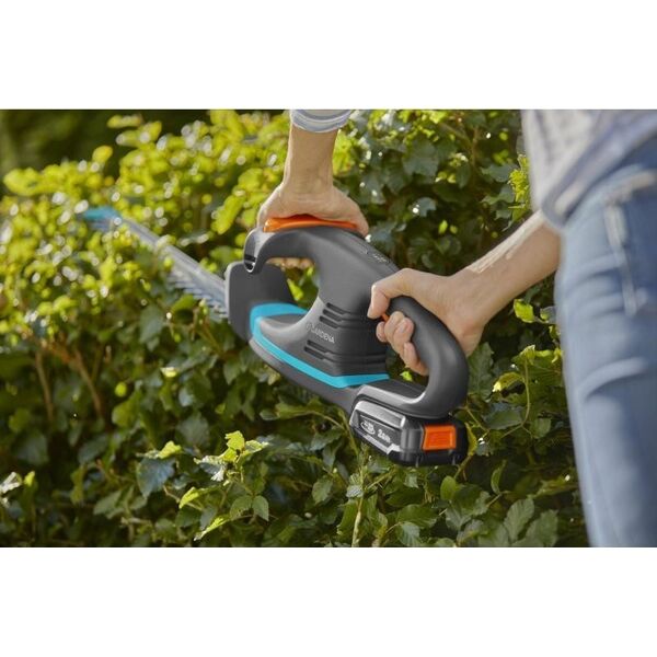 Gardena GARDENA Cordless Hedge Trimmer EasyCut 40/18V P4A Ready-To-Use Set, 18V (dark grey/turquoise, Li-Ion battery 2.0Ah, POWER FOR ALL ALLIANCE)