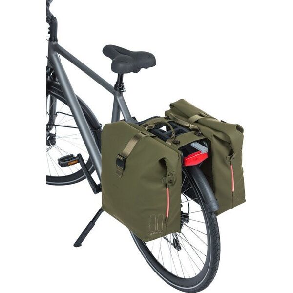 Basil Sakwa podwójna BASIL SOHO DOUBLE PANNIER BAG NORDLICHT MIK, MIK System (ready to go) 41L, 100% wodoodporna moss green oświetlenie Nordlicht Technology