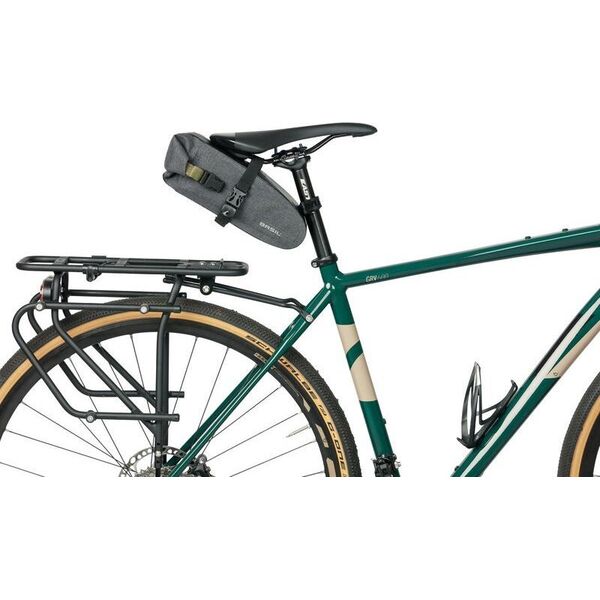 Basil Torebka podsiodłowa BASIL NAVIGATOR STORM SADDLE BAG 1.5L, mocowanie na paski, wodoodporna grey black (NEW 2024)