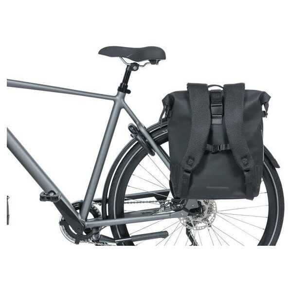 Basil Plecak/Sakwa rowerowa BASIL SOHO BACKPACK NORDLICHT17L, mocowanie na haki Hook-On System, wodoodporny poliester, oświetlenie, night black (NEW 2024)