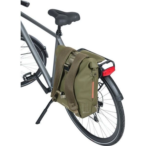Basil Plecak/Sakwa rowerowa BASIL SOHO BACKPACK NORDLICHT17L, mocowanie na haki Hook-On System, wodoodporny poliester, oświetlenie, moss green (NEW 2024)