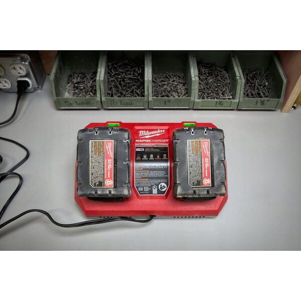 Milwaukee Battery fast charger M18 DFC (station 2 battery)
