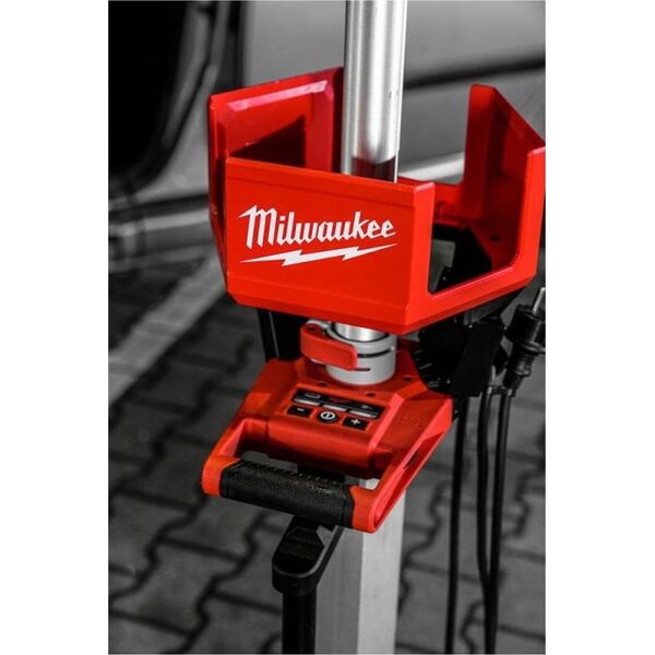 Milwaukee MILWAUKEE.LAMP M18HOSALC-0 6000lm IP34 STANDING MAST AC/DC