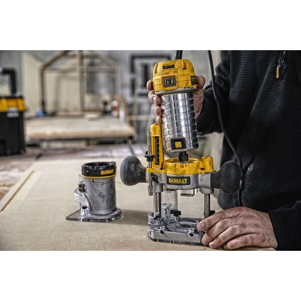 Frezarka Dewalt D26204K 900 W