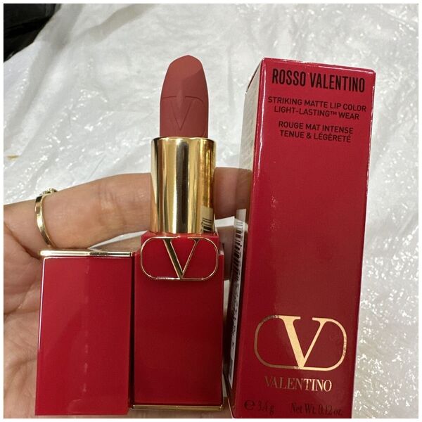 Valentino Valentino, Rosso, Ματ, Κρεμ κραγιόν, 409A, Ξαναγεμιζόμενο, 3,5 g Για γυναίκες 14240074 3614273229159