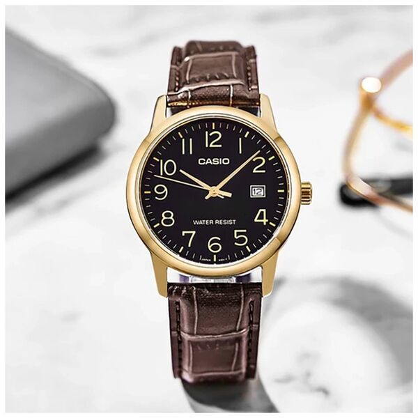 Zegarek Casio Zegarek marki Casio model MTP-V002G kolor Brązowy. Akcesoria męski. Sezon: Cały rok NoSize