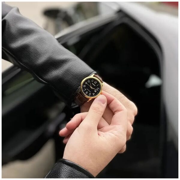 Zegarek Casio Zegarek marki Casio model MTP-V002G kolor Brązowy. Akcesoria męski. Sezon: Cały rok NoSize