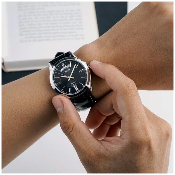 Zegarek Casio Zegarek marki Casio model MTP-1381L kolor Czarny. Akcesoria męski. Sezon: Cały rok NoSize