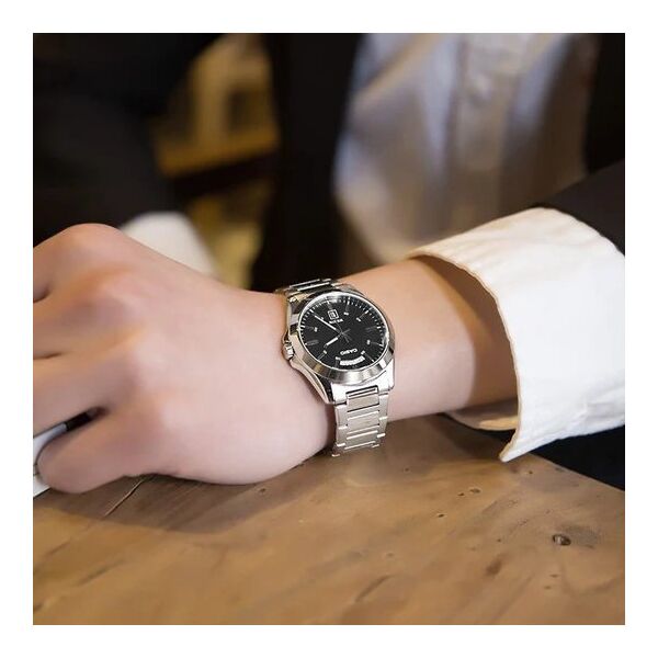 Zegarek Casio Zegarek marki Casio model MTP-1381D kolor Szary. Akcesoria męski. Sezon: Cały rok NoSize