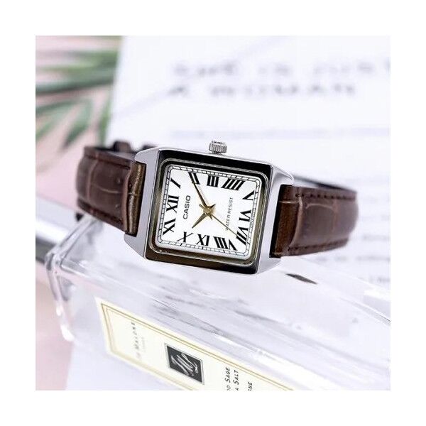 Zegarek Casio Zegarek marki Casio model LTP-V007L-7B2 kolor chocolate brown. Akcesoria damski. Sezon: Cały rok NoSize
