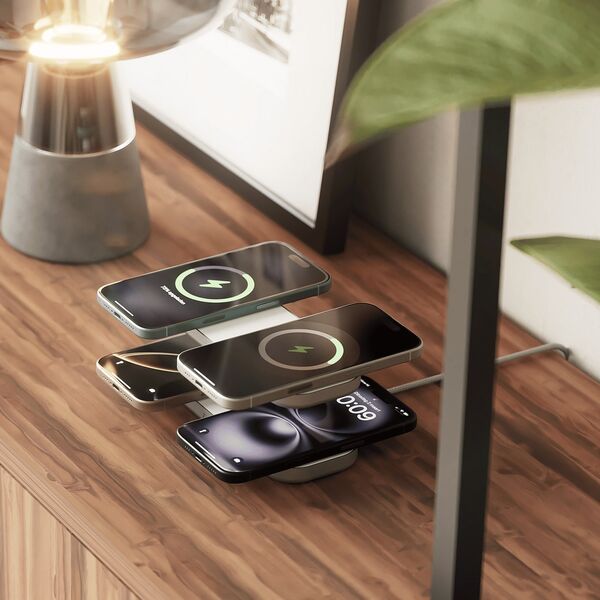 Φορτιστής ZENS Quattro Wireless Charger Pro 4 - ασύρματος φορτιστής Qi2 για τέσσερις συσκευές (4x15W) συμβατός με MagSafe (λευκό)