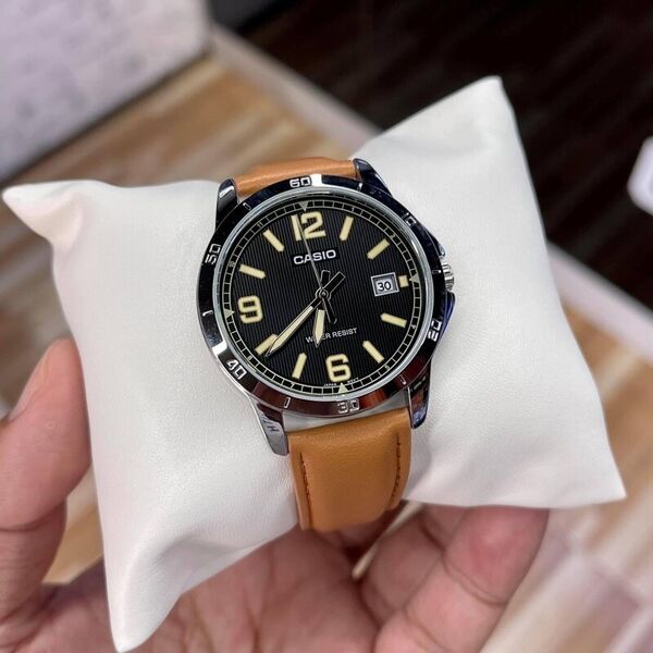 Zegarek Casio Zegarek marki Casio model MTP-V004L kolor Brązowy. Akcesoria męski. Sezon: Cały rok NoSize