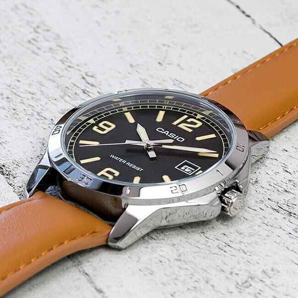 Zegarek Casio Zegarek marki Casio model MTP-V004L kolor Brązowy. Akcesoria męski. Sezon: Cały rok NoSize