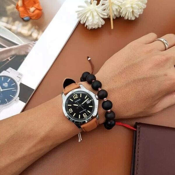 Zegarek Casio Zegarek marki Casio model MTP-V004L kolor Brązowy. Akcesoria męski. Sezon: Cały rok NoSize