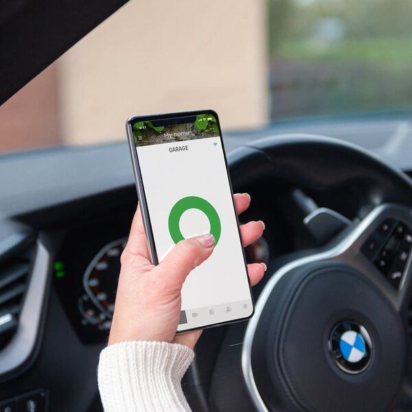 Yale Inteligentny sterownik do garażu 1x Smart Opener , 1x Door Position Sensor, 1x Magnes, 2x Dodatkowy kabel, 2x Taśma instalacyjna