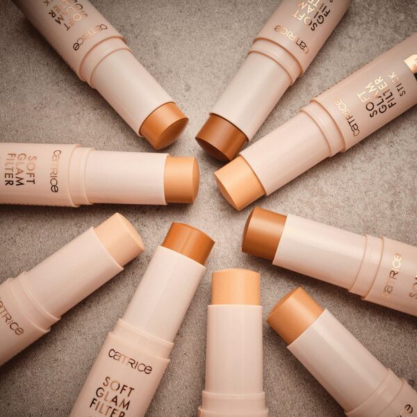 CATRICE_Soft Glam Filter Stick rozświetlający sztyft do twarzy 030 Medium 9g