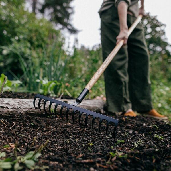 Rake FISKARS SOLID WOOD, 14 teeth, 165 cm, for soil