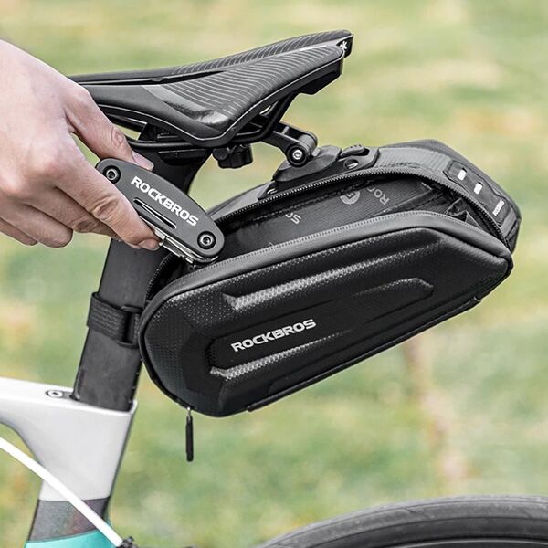 Torba rowerowa mocowana pod siodełko na zaczep szybkozłączke 1.8l - czarna Torba rowerowa mocowana pod siodełko na zaczep szybkozłączke 1.8l - czarna