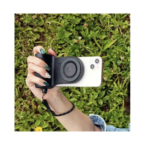 Adam Elements Selfie Shot Magnetic Hand Grip - magnetyczny uchwyt do ręki z powerbankiem 5000mAh czarny - Gwarancja bezpieczeństwa. Proste raty. Bezpłatna wysyłka od 170 zł.