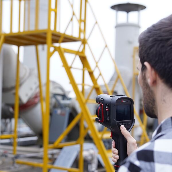 Kamera termowizyjna GuideIR, 384x288 IR, 30Hz, FOV 25x19, 4,3" dotykowy LCD, Laser, 64GB, Wi-Fi, Bluetooth, 8MP, 5h Bateria, H3+