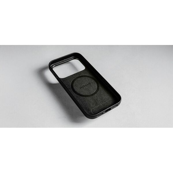 NOMAD Traditional Leather Case - skórzane etui do iPhone 17 Pro Max kompatybilne z MagSafe (black)