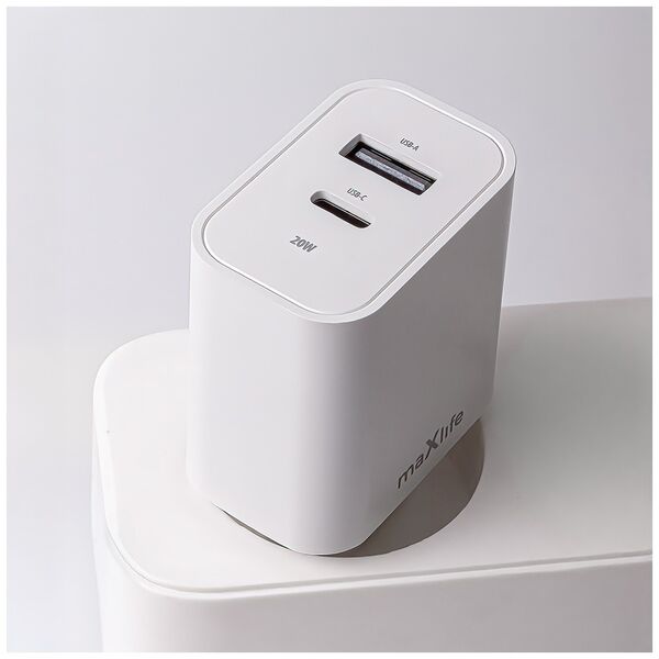 Maxlife MXTC-06-20AC PD QC charger 1x USB-C 1x USB 20W white + USB-C - Lightning cable 20W 5907457738423